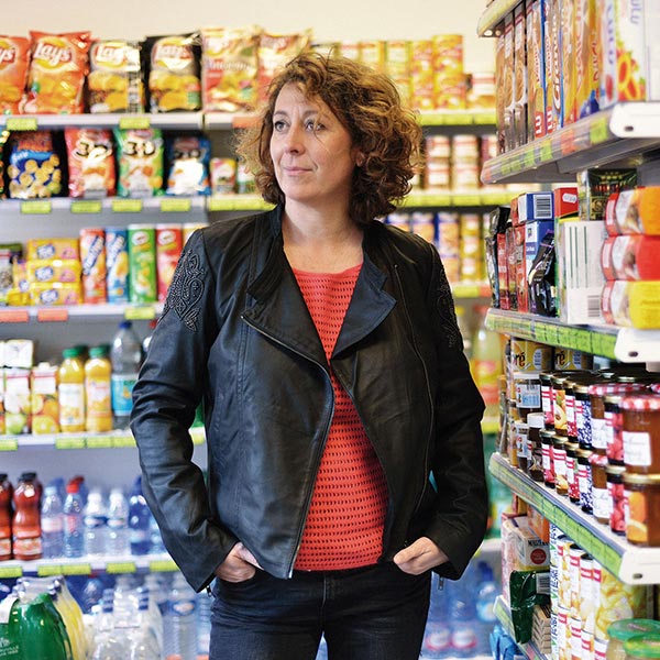 Chantal Regairaz photographiée à Strasbourg dans l'épicerie Chez Ali par Eric Antoine