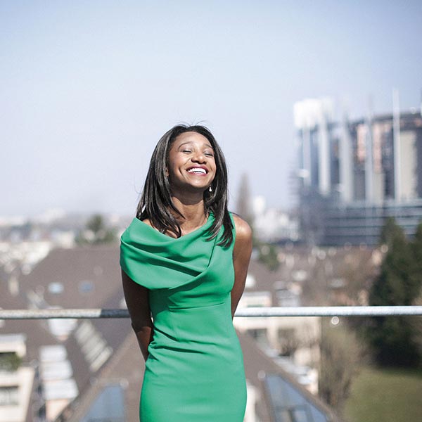 Kady Adoum-Douass, présentatrice et journaliste, sur les toits d'Arte à Strasbourg. © Christophe Urbain