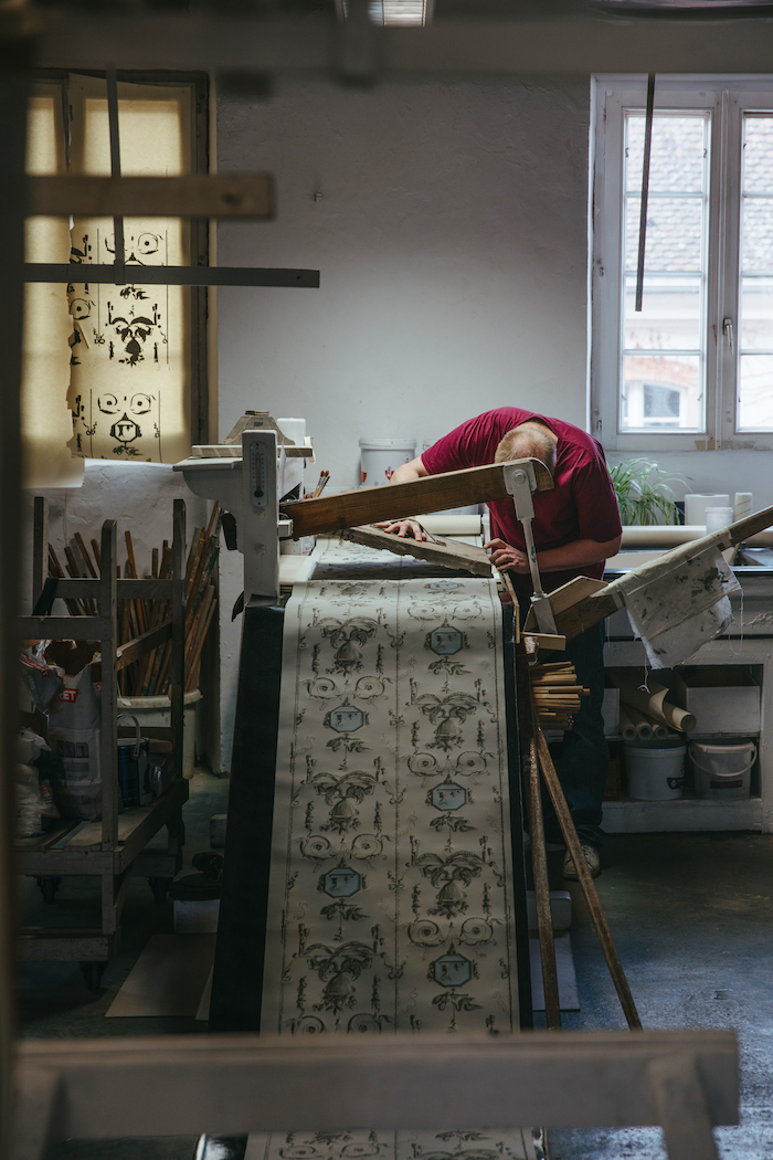 Impression d'une série de motif à la main avec une plaque en bois