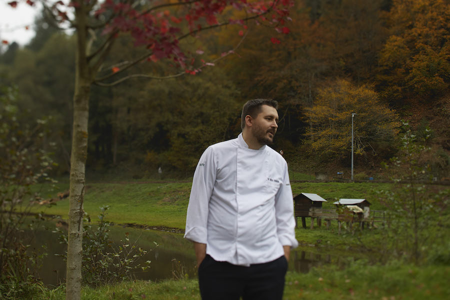 Le chef Guillaume Kassel, récompensé par le Trophée Techniques d’Excellence Grand Est 2024 du Gault et Millau. © Estelle Hoffert