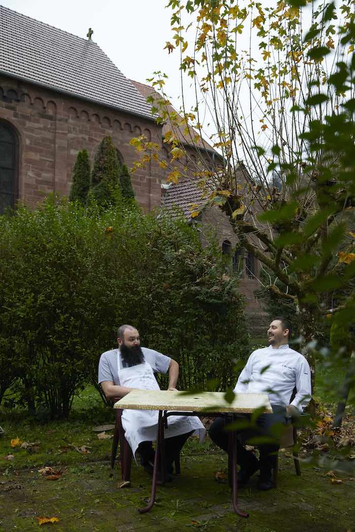 Bastien et Guillaume dans le jardin du Café des Rochers. © Estelle Hoffert