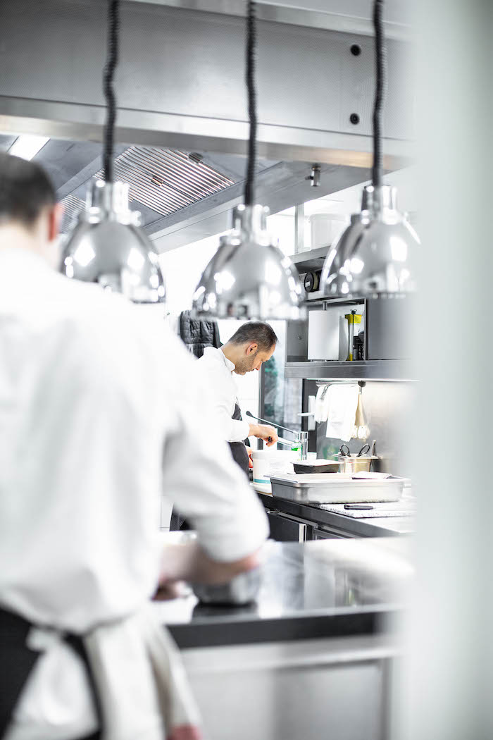 Cédric Deckert, chef du restaurant La Merise, derrière les fourneaux. © Christophe Urbain