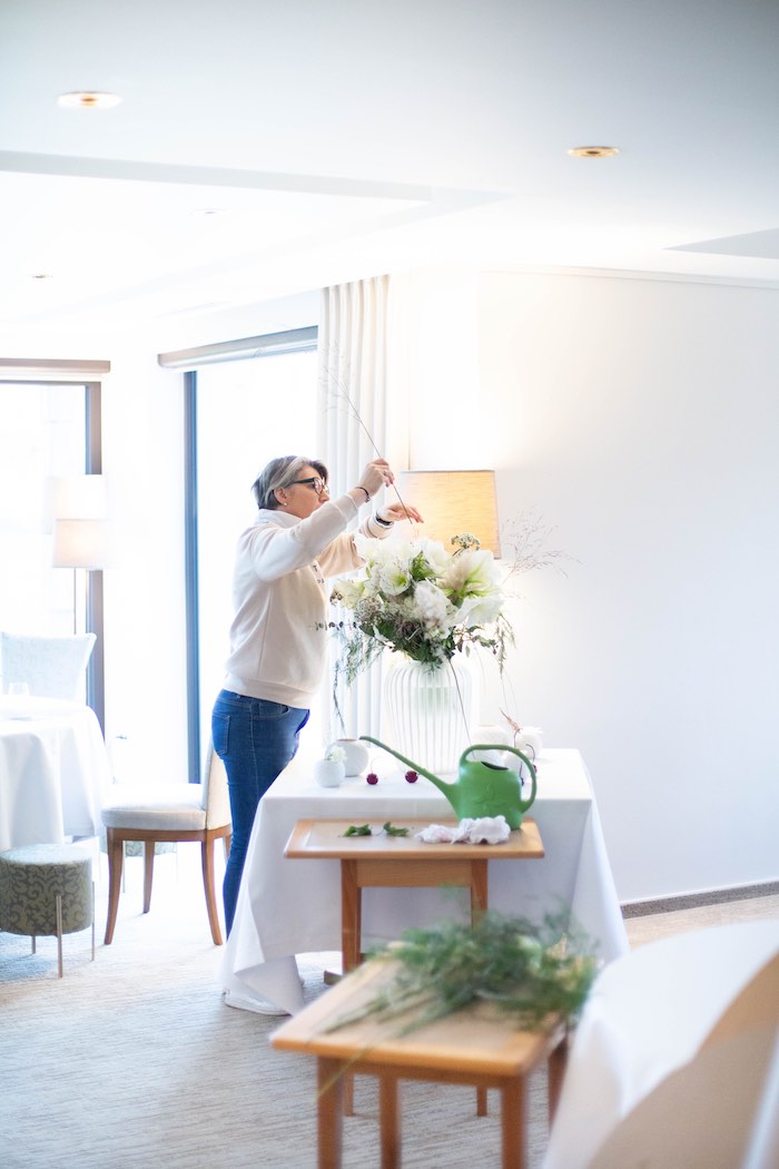 Christelle Deckert, maîtresse de maison, arrangeant un bouquet blanc. © Christophe Urbain