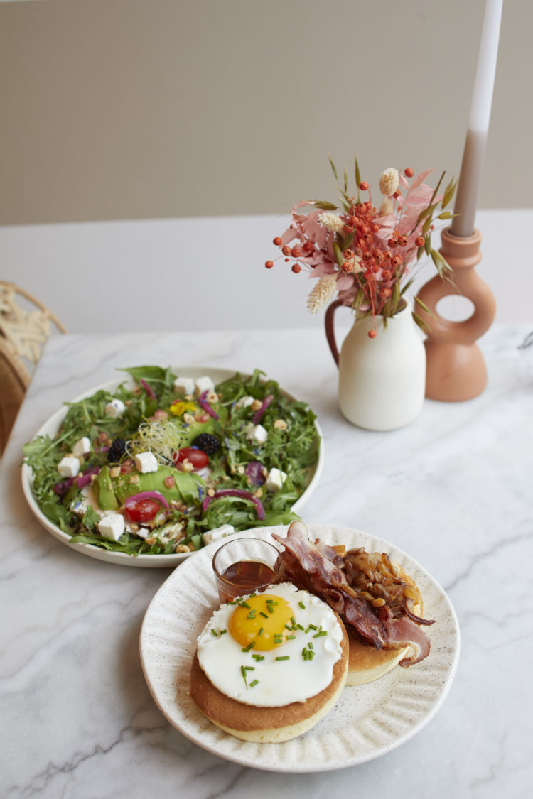 Salade, pancakes, œufs et bacon à La Brunchoise. © Estelle Hoffert