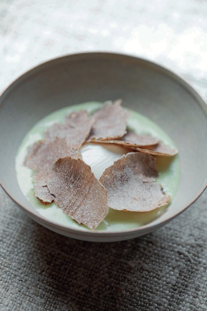 La recette du velouté de poireaux et pommes de terre à la truffe par Marc Haeberlin. © Laurent Dupont